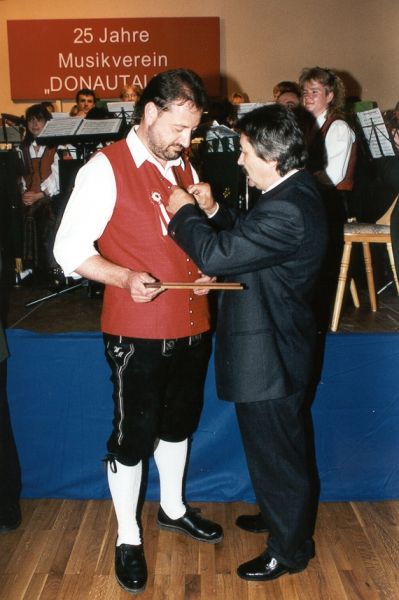 Bezirksvorsitzender Walter Pfeifer und Dirigent Wolfgang Mühldorfer