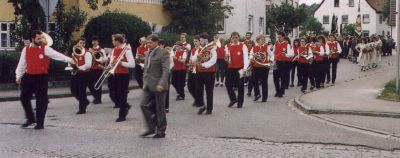 Die "Donautaler" mit Dirigent Wolfgang Mühldorfer und Vorstand Andreas Binswanger beim Gauschützenfest 1990