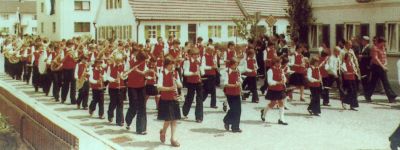 Die "Donautaler" mit Dirigent Joe Beck im Juli 1977 beim 75. Gründungsjubiläum der Fristinger Schützengesellschaft
