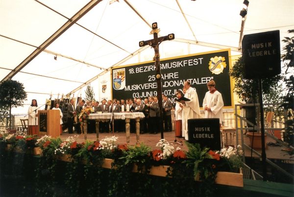 Die Bühne während des Festgottesdienstes